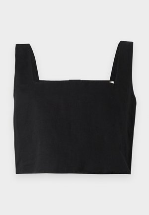 Top corto negro de algodón con escote cuadrado y tirantes anchos. La tela tiene una textura suave y un diseño minimalista.