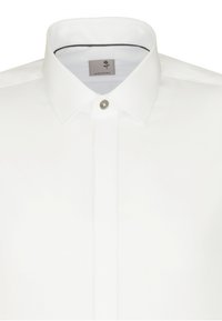 Chemise blanche à boutons avec un col classique, un bouton nacré unique et une étiquette avec un logo floral dans le col intérieur.