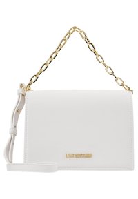 Vit faux läderhandväska med en guldkedja och justerbart rem, med en logodetalj på framsidan. Minimalistisk rektangulär design.
