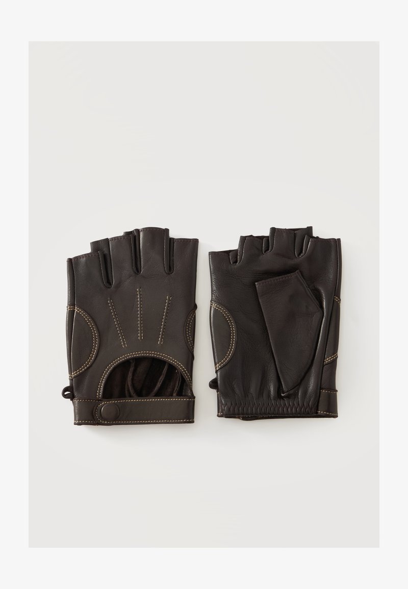 Paire de gants en cuir marron foncé sans doigts avec des coutures beiges, l'un montrant la paume et l'autre le dos.