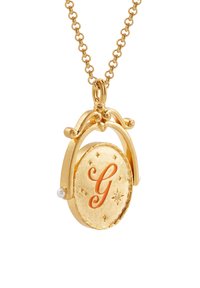 Gouden ketting met een ovale locket met een gestructureerd oppervlak, een gegraveerde "G", een parelaccent en decoratieve stermotieven.