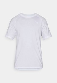 Camiseta blanca de manga corta con cuello redondo, costuras planas y un discreto acento de logo en el pecho. Fabricada con un tejido ligero y transpirable.