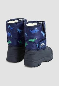 Marineblauwe waterdichte laarzen met dinosaurussenpatronen in groen en blauw, met een voering van nepbont en een stevige zwarte rubberen zool. Klittenbandsluiting.
