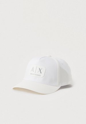 Cappellino baseball bianco Armani Exchange con visiera curva e patch logo A|X in rilievo sul pannello frontale, su uno sfondo neutro.