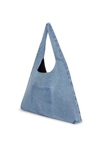 Saco de mano triangular em denim azul claro com uma única alça e uma pequena abertura inclinada perto do topo.