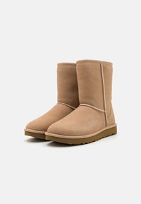 UGG CLASSIC SHORT II - Kotníkové boty - sand