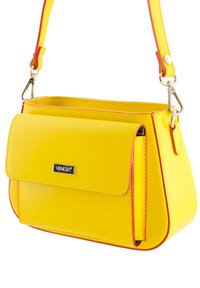Gelbe synthetische Handtasche mit Klappenverschluss, kontrastierenden roten Nähten, silbernen Beschlägen und einem abnehmbaren Schulterriemen.
