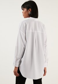LELA Užsagstoma palaidinė - white