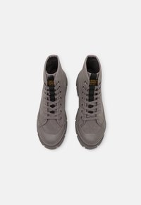 Zapatillas altas grises de ante texturizado, con diseño de cordones, puntera redonda y detalles en negro en la lengüeta y los lados.