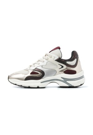 Weißer und metallic-silberner Sneaker mit burgundy und schwarzen strukturierten Akzenten, weißen Schnürsenkeln und dickem, grau umrandetem Sohle, Seitenansicht auf weißem Hintergrund.