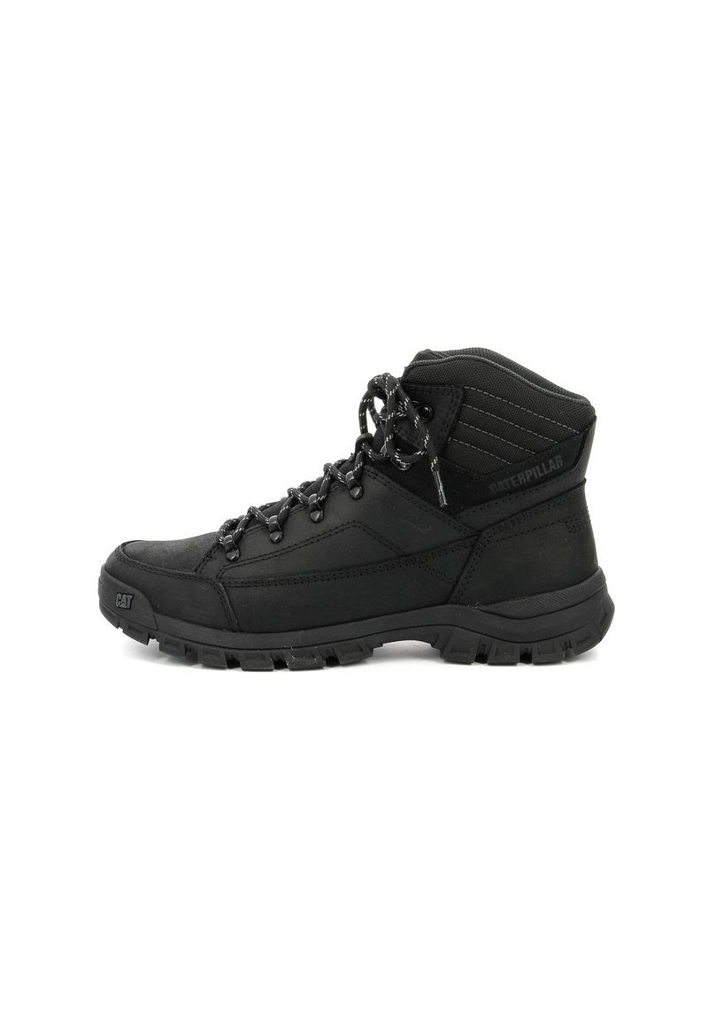Bota de senderismo negra con un collar acolchado, parte superior sintética texturizada y puntera reforzada. Presenta cordones negros y una suela exterior rugosa y con tacos.