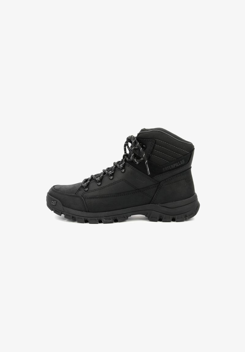Bota de senderismo negra con un collar acolchado, parte superior sintética texturizada y puntera reforzada. Presenta cordones negros y una suela exterior rugosa y con tacos.