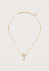 Κολιέ σε χρυσό τόνο με λεπτή αλυσίδα, που διαθέτει μενταγιόν σε σχήμα καρδιάς διακοσμημένο με μικρές πέτρες και στρογγυλή διακοσμητική λεπτομέρεια.