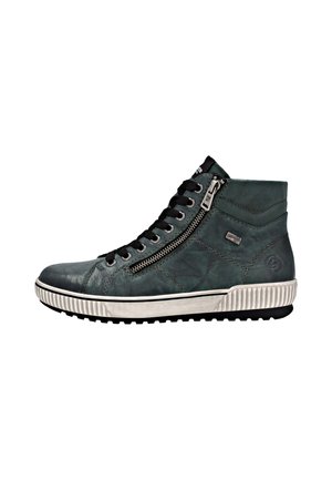 Baskets montantes en cuir verde foncé avec une finition texturée, lacets noirs, fermeture éclair sur le côté et semelle en caoutchouc blanche avec des accents nervurés.