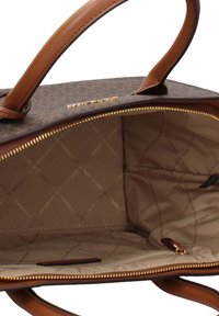 Bruine handtas met een gestructureerde buitenkant, handvaten van lichtbruin leer, een gouden rits en een beige interieur met een logopatroon.