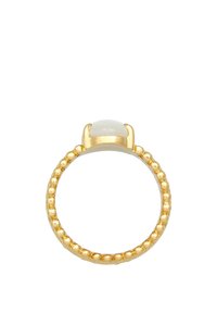 Guldring med en rund hvid ædelsten sat i en fire-prong mount, udsmykket med små runde perler langs båndet.