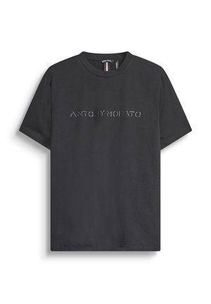 T-shirt in cotone nero con maniche corte e scollatura rotonda. Sul davanti è presente la scritta "ANTONY MORATO" in rilievo con un font moderno.