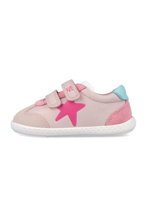 Zapatilla infantil de color rosa claro con dos tiras de velcro, una estrella rosa brillante en el lateral, suela blanca y lengüeta trasera en color verde azulado.