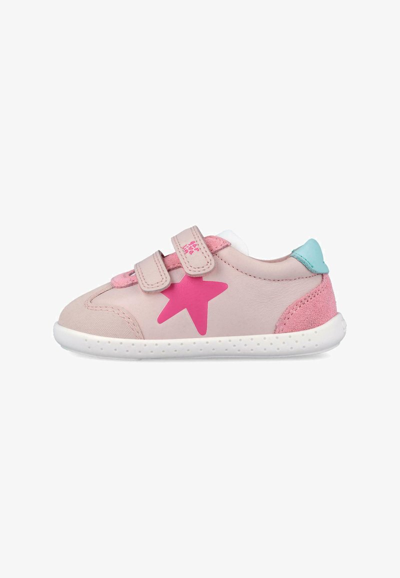 Zapatilla infantil de color rosa claro con dos tiras de velcro, una estrella rosa brillante en el lateral, suela blanca y lengüeta trasera en color verde azulado.