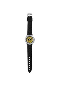 Montre ronde avec une lunette en argent, cadran jaune avec un graphisme noir, et un bracelet en silicone noir doté de plusieurs trous pour un ajustement.