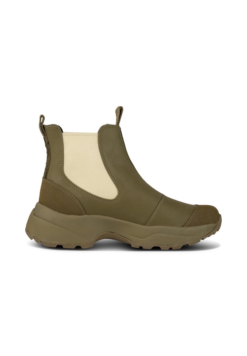 Oliwkowe botki Chelsea z kremowymi elastycznymi bocznymi panelami, masywną gumową podeszwą oraz teksturowanymi akcentami na pięcie i palcach.