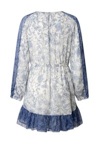 Blumengemustertes Kleid mit blau-weißer Blumenmusterung, gerafftem Bund, langen Ärmeln und Rüschen am Saum aus einem leichten Stoff.
