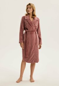 Różowa szlafrok w kolorze różowym z teksturowanym wzorem w warkocze, z kołnierzem szalowym, długimi rękawami i związanym paskiem. Miękka tkanina, długość do kolan.