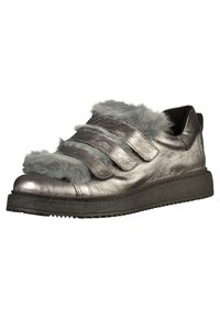 Metallisch silberner Sneaker mit drei Klettverschlüssen und flauschigem grauem Fellbesatz an der Vorderseite; Gummisohle mit strukturiertem Griff.
