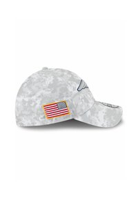 Grauer Camouflage-Baseballcap mit einem gestickten amerikanischen Flaggenpatch und Flügeldesign an der Seite, mit einem gebogenen Schirm.