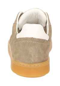 Wildlederbraune Sneaker mit einem weißen Kragen, gepolstertem Innenfutter und einer Sohle aus Gummigemisch. Die Rückansicht hebt die Textur und die Nähdetails hervor.