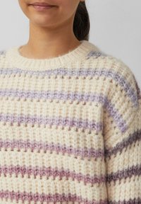 Gebreide trui met een crème basis en paarse en mauve strepen. Getextureerd, met een ronde halslijn en zachte, pluizige draad.