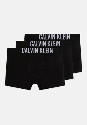 Drie paar zwarte boxershorts, gemaakt van zachte stof, met een witte "CALVIN KLEIN" logo op de elastische taillebanden.