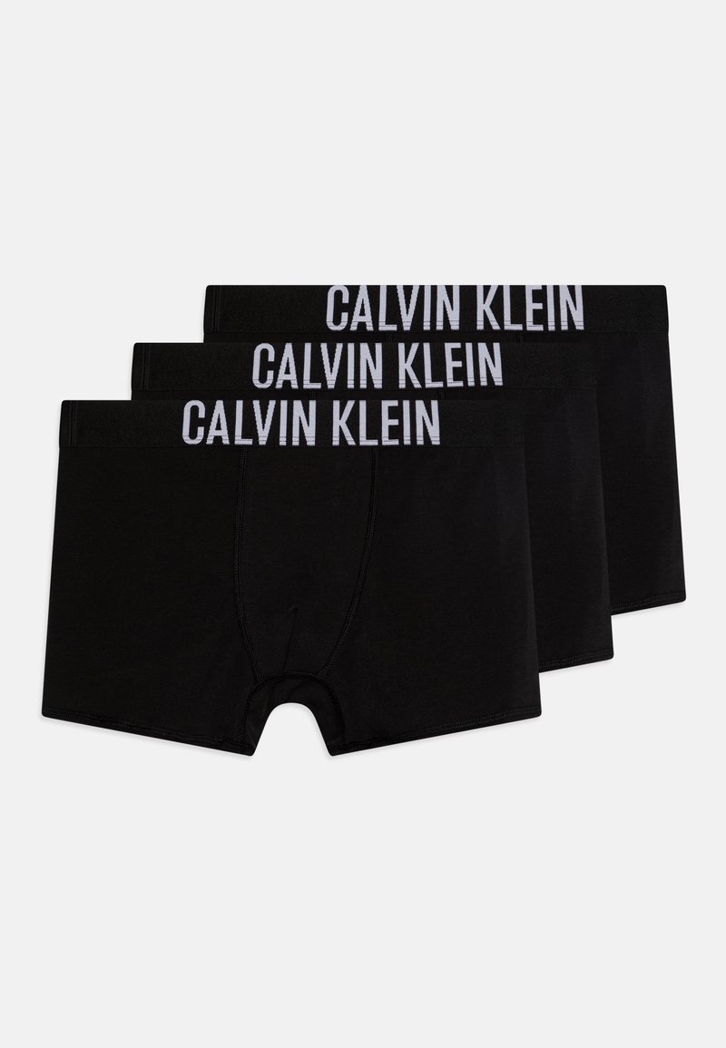 Tre par svarte boxertruser laget av mykt stoff, med en hvit "CALVIN KLEIN" logo på elastiske midjebånd.