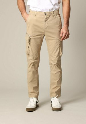 Beige cargobroek met een elastische tailleband, zijzakken en ritszakdetails. Gemaakt van lichtgewicht stof.