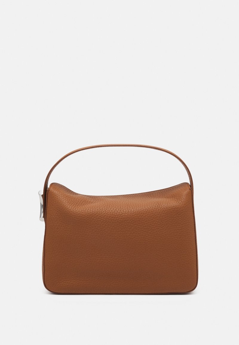 Sac à main en cuir marron texturé avec une seule poignée courte et une fermeture métallique argentée sur le côté.