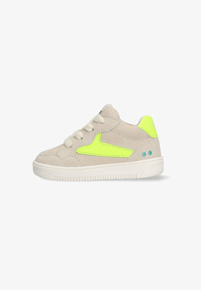 Sneaker in suede beige con dettagli in neon verde e suola in gomma bianca. Presentano una chiusura con lacci e un design swoosh distintivo.