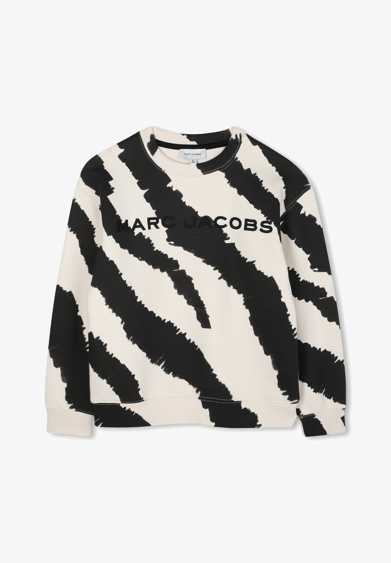Sweatshirt met opvallende zwart-wit penseelstrepenpatronen, met "MARC JACOBS" prominent weergegeven in zwarte letters.