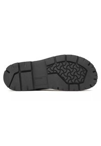 Suola di scarpa in gomma nera con un motivo di battistrada profondo, design piatto e superficie testurizzata. Presenta il logo del marchio sul lato per l'identificazione.