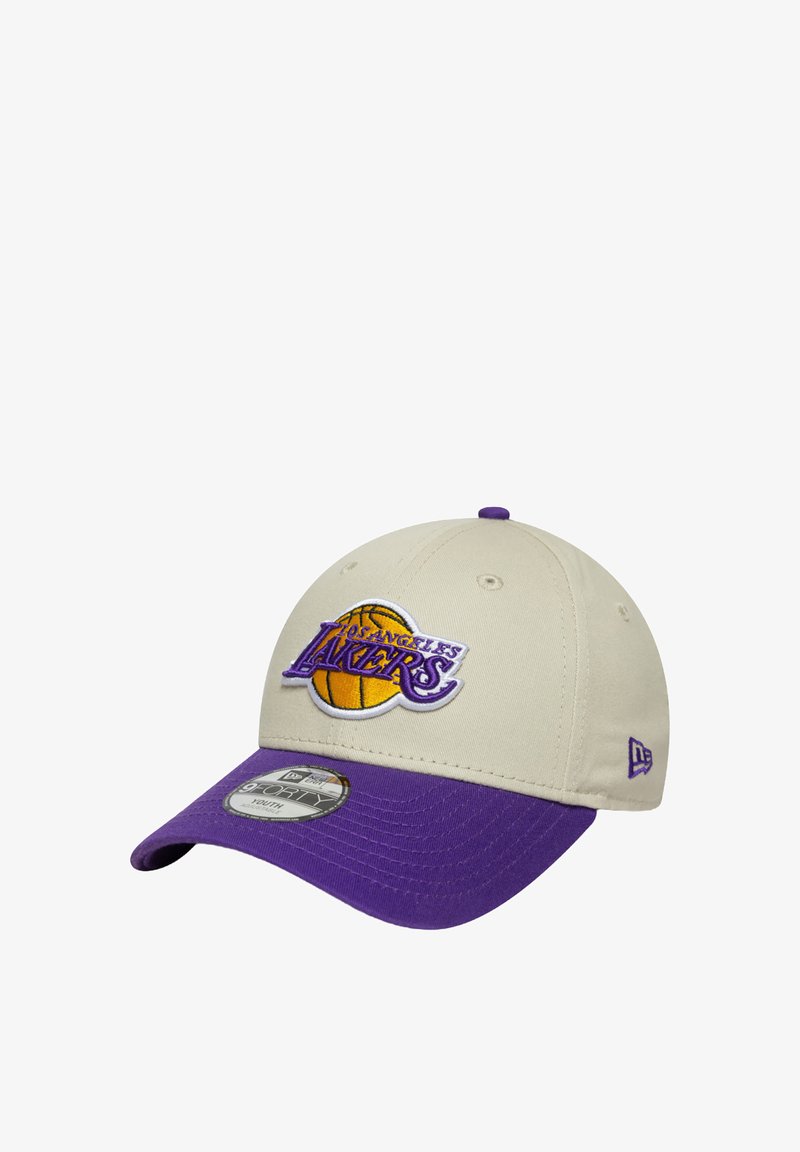 Cappello beige con visiera viola e logo ricamato dei Los Angeles Lakers. Presenta una parte anteriore strutturata, sei pannelli e una visiera piatta.
