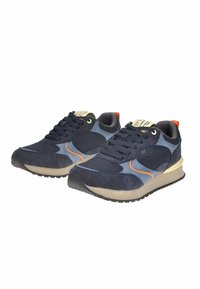 Sneaker sportive navy e blu realizzate in suede e mesh. Presentano dettagli arancioni, lacci rotondi e una suola in gomma testurizzata.