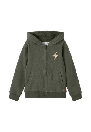 Groene kinderhoodie met rits en capuchon, twee voorzakken, geribde boorden en zoom, en een kleine beige bliksem op de borst.