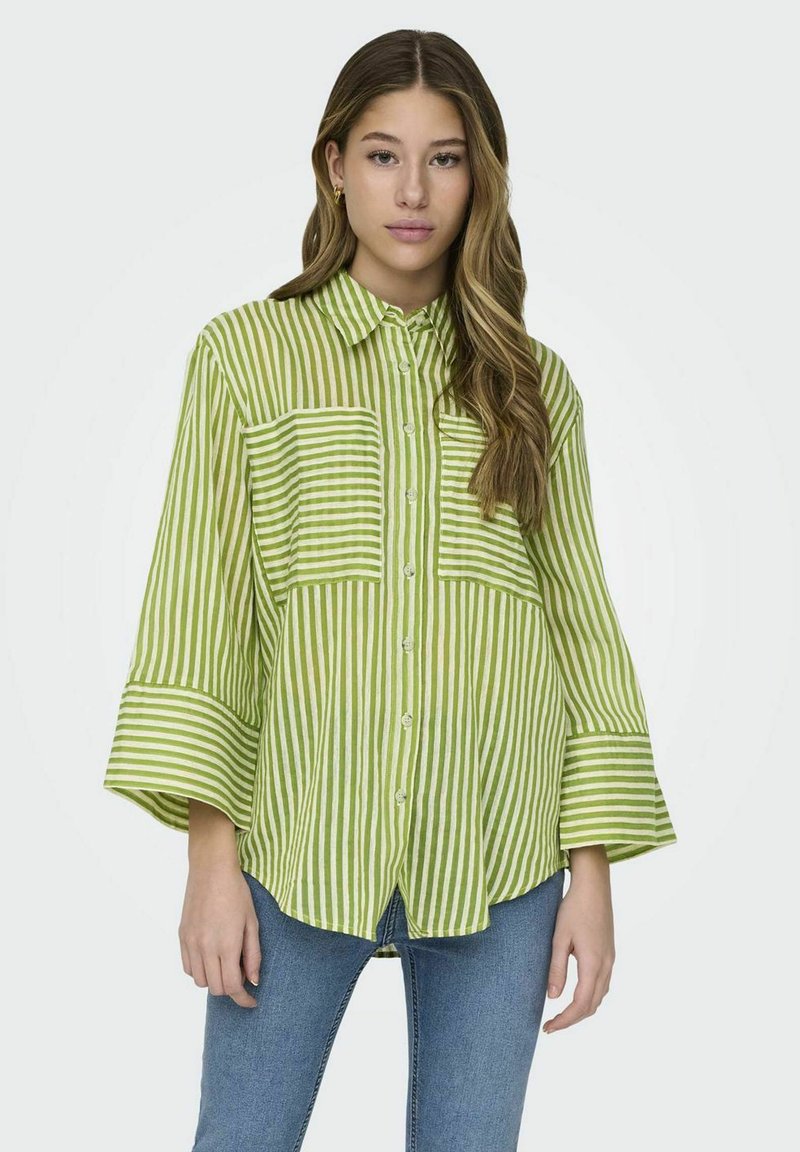 Camisa a rayas verdes y blancas con cuello, mangas anchas y dos bolsillos frontales, hecha de una tela ligera.