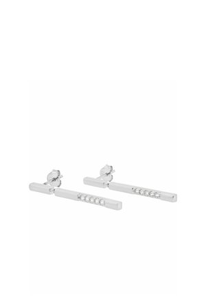 Ohrstecker in Silberoptik mit fünf kleinen klaren Kristallen in jedem, gesichert mit Schmetterlingsverschlüssen.