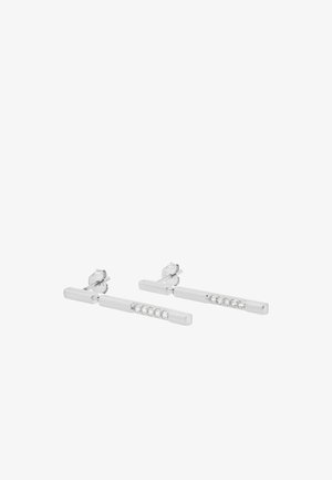 Ohrstecker in Silberoptik mit fünf kleinen klaren Kristallen in jedem, gesichert mit Schmetterlingsverschlüssen.