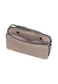 Sac à main en cuir gris avec fermeture éclair, fine bandoulière et texture lisse ; il dispose d'un compartiment principal spacieux et d'une fermeture à bouton.