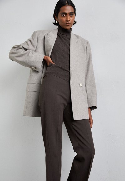 Filippa K TWIST SEAM TROUSERS - Tygbyxor - mocha