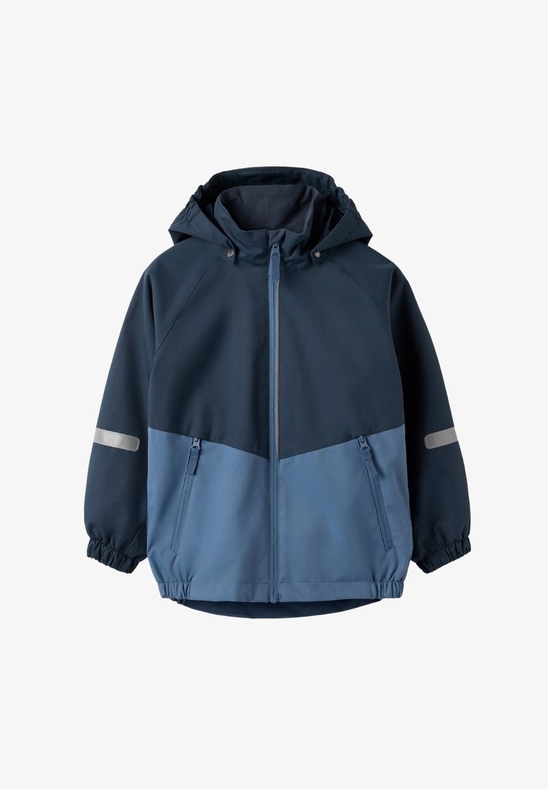 Marineblauwe en lichtblauwe waterdichte jas met een capuchon, een rits aan de voorkant, twee zijzakken en reflecterende accenten op de mouwen.
