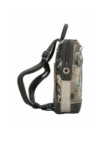 Vue de côté d'un sac à dos compact, multicolore, avec des motifs floraux, un tissu texturé, une fermeture éclair et une sangle noire réglable.