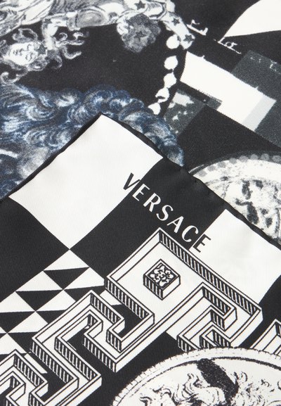 Ασπρόμαυρο ύφασμα Versace με περίπλοκο ελληνικό κλειδί, κείμενο και λεπτομερείς κλασικές προσωπογραφίες και σχέδια μετάλλων.