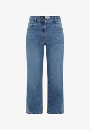 Jean en denim bleu à jambes droites avec poches avant, passants de ceinture et fermeture par boutons.